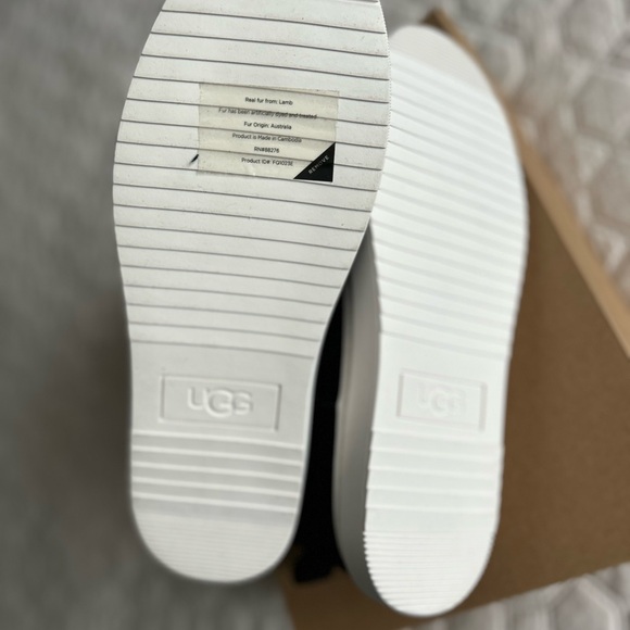 UGG W ALAMEDA MINI BOOT BLACK size 11 - Picture 10 of 10